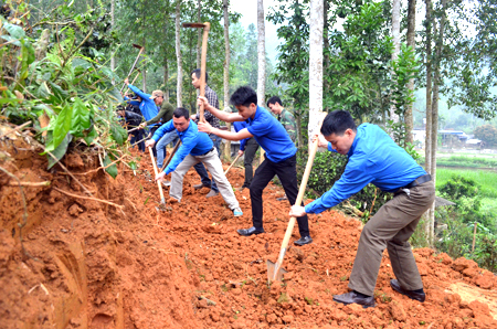 Tuổi trẻ Văn Chấn tham gia tình nguyện nâng cấp đường giao thông nông thôn tại xã Chấn Thịnh.